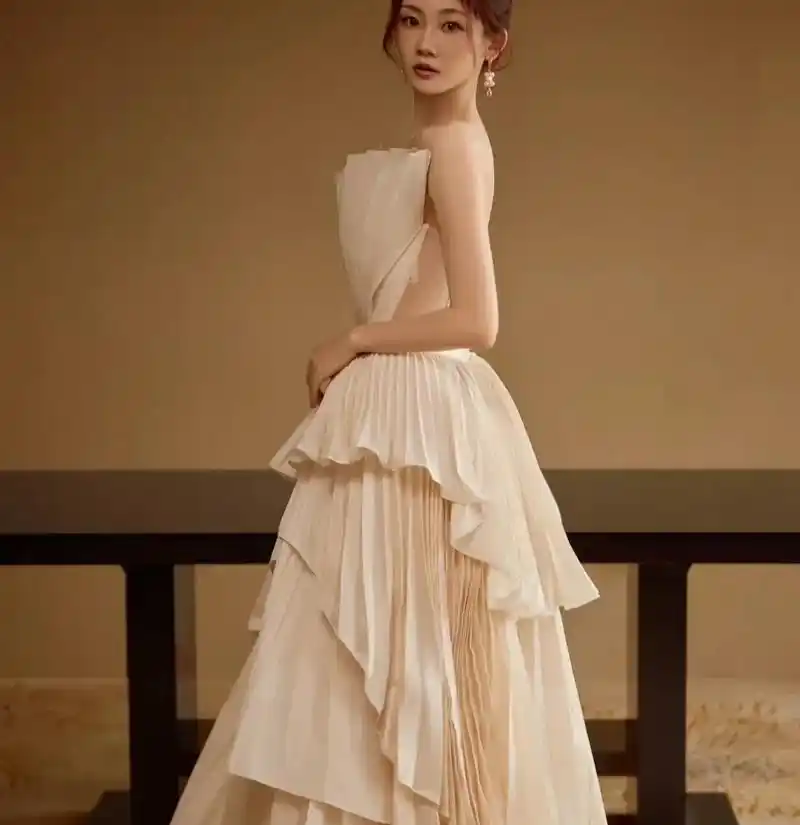 苗苗三年生三娃,身材仍似少女,郑恺直呼:福气满满!(附美照)