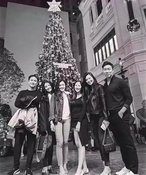 至于汤珈铖是否真的想结婚?就在昨晚,汤珈铖点赞了这条爆炸性微博.