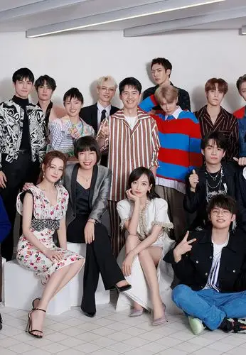 时尚明星派对迪丽热巴宋茜稳站c位王菊一袭金色独自闪耀