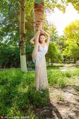 一字马女神爆红 蹬篮球"一柱擎天"令人瞠目