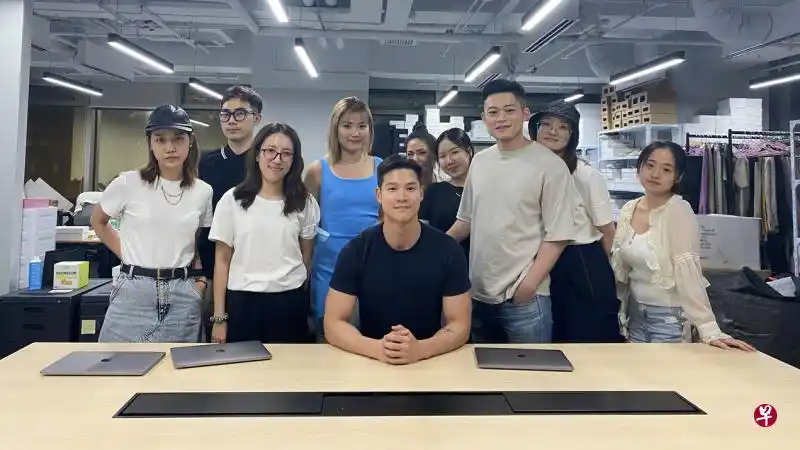 陈雪伟(中)与工作团队在上海办公室的合影.