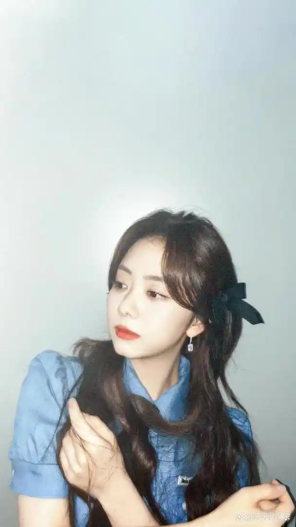 9月25日,谭松韵在微博上晒出一组胶片风随拍,简直太好看了吧,氛围感