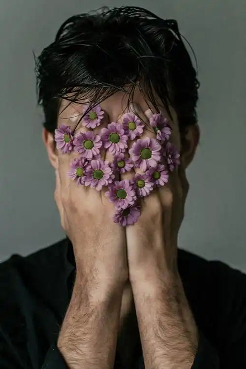 捂脸的男生图片