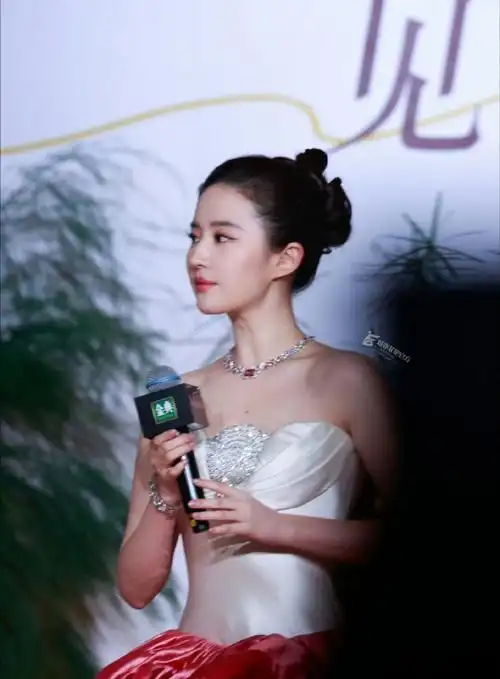 刘亦菲高颅顶丸子头##刘亦菲见面会戴高珠