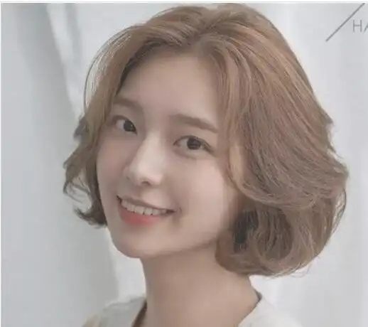 2020款短发卷发如何扎女生时尚的短发卷发发型来示范