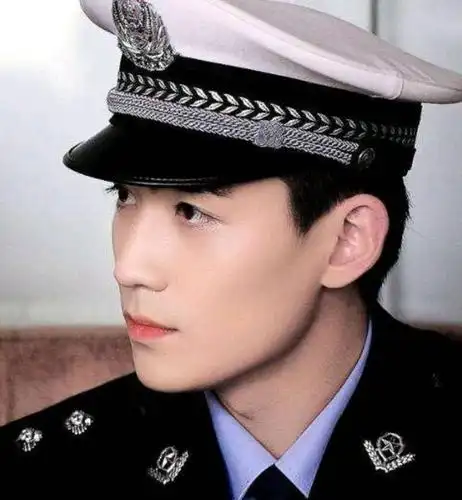 朱一龙军装影视大集合!这些硬气帅照,请查收哦!