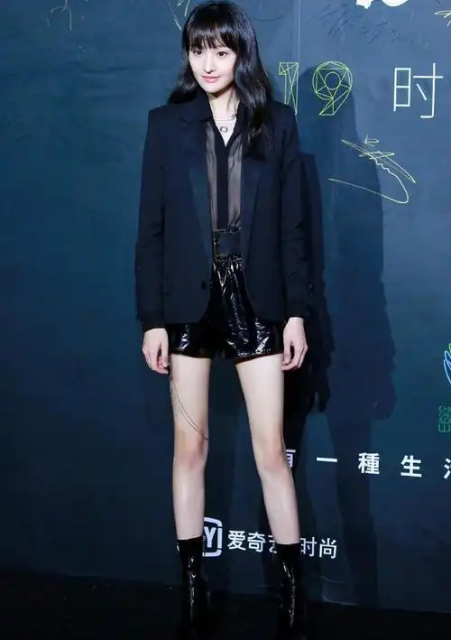 郑爽单身后穿衣太大胆!