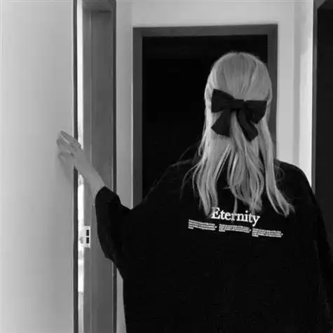 美丽动人长发黑白女头像明人不说暗话真好看