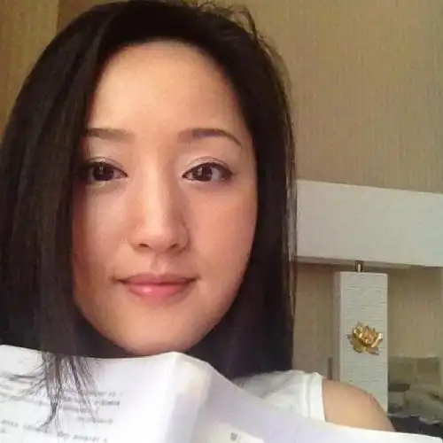 甜歌天后杨钰莹近年来罕见居家素颜照,检验冻龄女神成色的照片