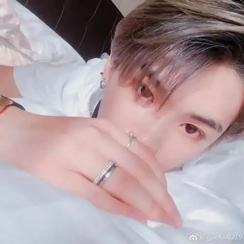 justin黄明昊瘦成恶魔小v脸手还肥嘟嘟再折腾头发可能真秃头了