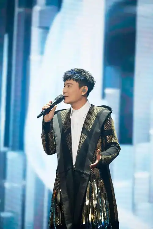 张信哲未来式2.0杭州开唱,"哲式情歌"带你追忆青春_音乐_演唱会_舞台