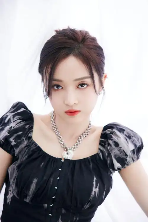 吴宣仪挑染黑白套装,酷飒十足,姐姐眼神太有表现力了……_高清图集