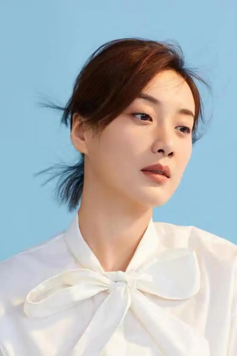 徐梵溪是一位充满斗志和毅力的女演员,她来自东北小镇,一路走向大舞台