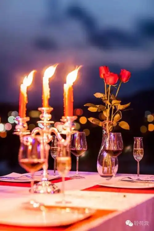 哗,烛光晚餐哎,好浪漫!