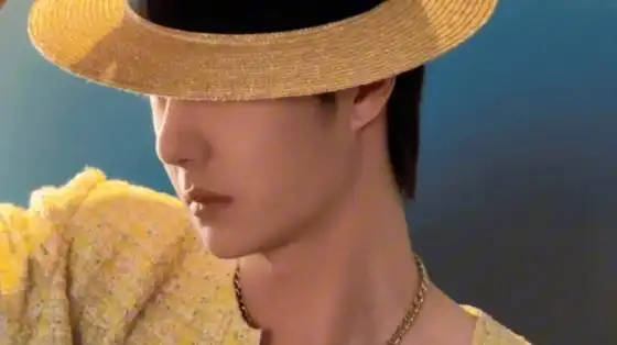 王一博的南洋风穿搭真的太帅啦!也梦回19年胸前白芍药,正衣冠,待良人