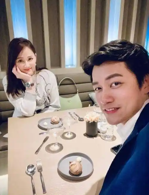 陈乔恩携男友艾伦聚会持高脚杯气质优雅小脸蛋对比魁梧身材显突兀