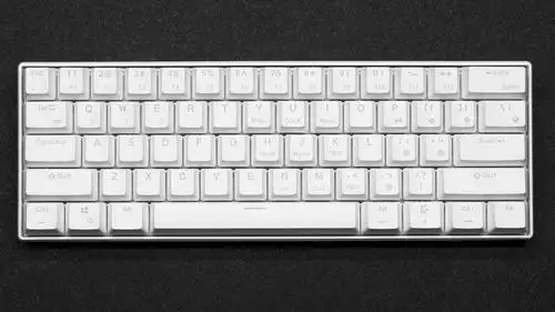 ▼布局上为61键,和poker一致,精简了小键盘,方向区和f区,将按键浓缩