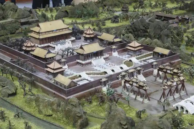 圆明园巨型全景立雕沙盘是仿盛时圆明园实景,以1:150的比例精雕细刻而