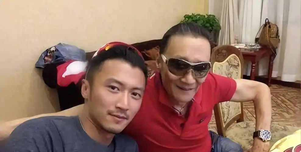 87岁谢贤近况曝光!和网友合影毫无架子,传闻中风病危_女儿_家人_观众