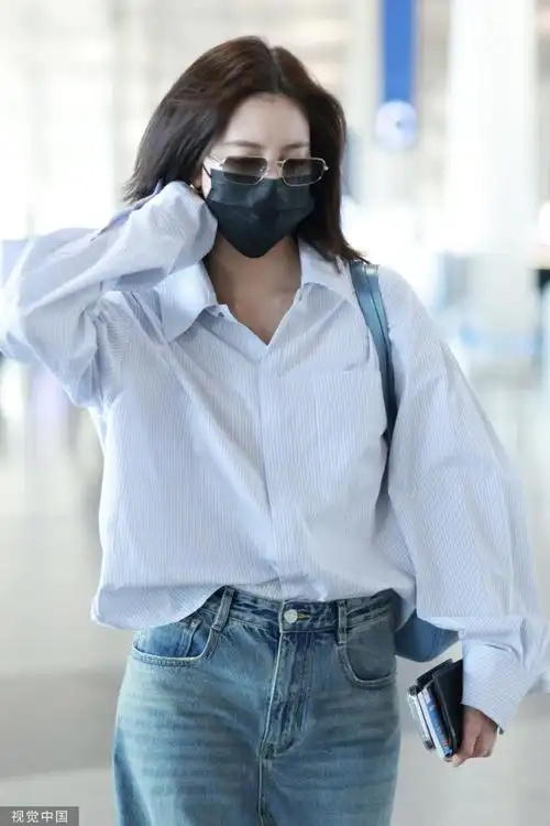 衬衫#@cecilia宋妍霏20240517北京首都机场生图,淡蓝色衬衫搭配牛仔裤