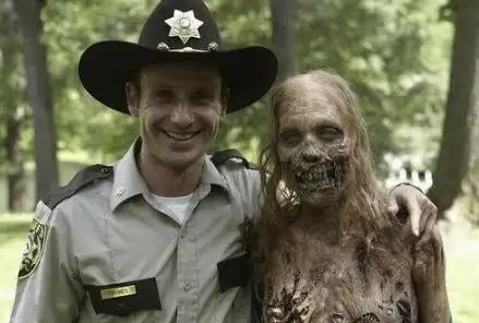 行尸走肉化的丧尸妆特别真实,场面也特别宏大,特别是对末世人性的刻画