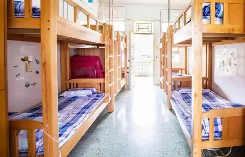 >深圳新闻网首页>学校拥有20多年的全寄宿制管理经验,三栋u型宿舍楼