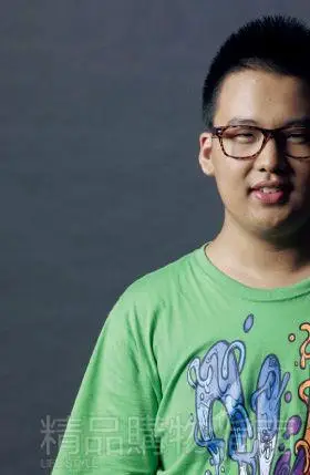 还记得一年前的德云社端午节专场,郭麒麟没有节目的时候,一直一个人站