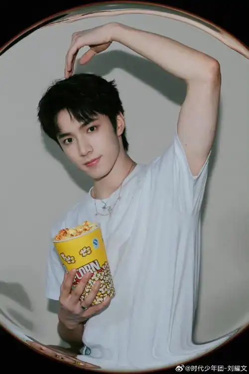 刘耀文爆米花随拍##刘耀文比心自拍