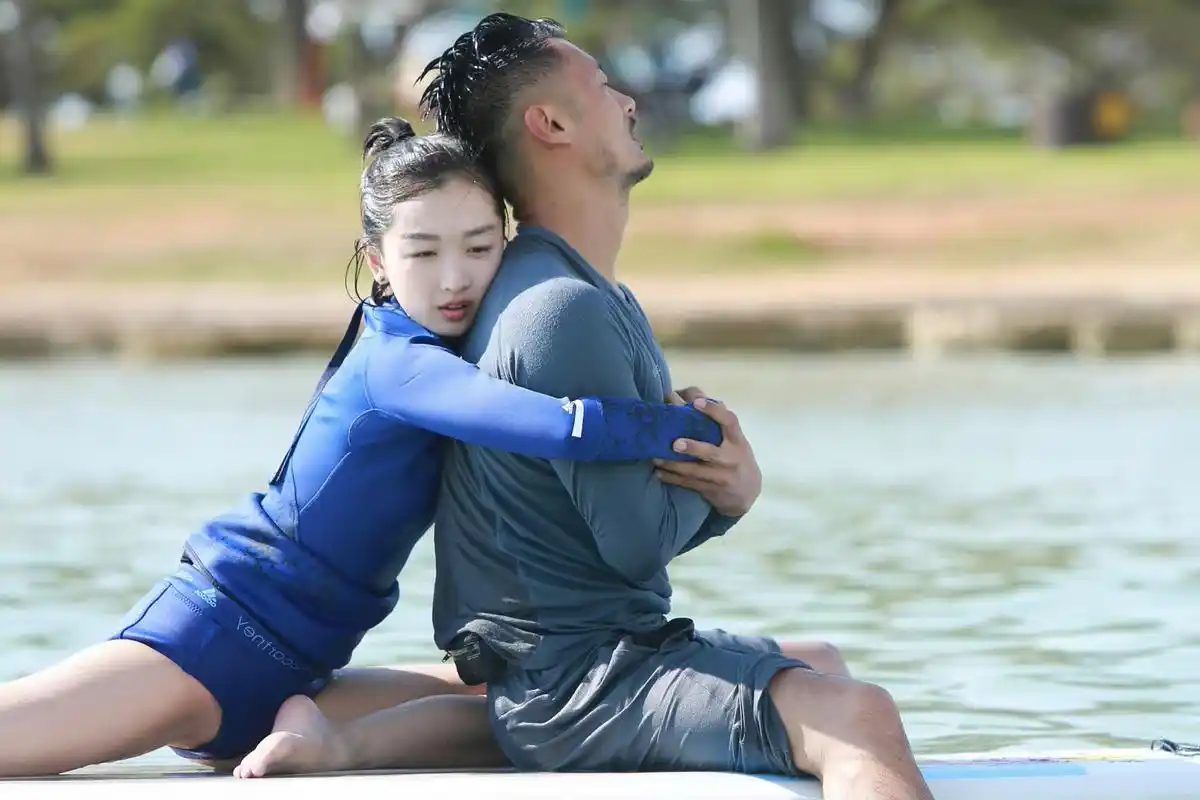 周冬雨# 余文乐水上练瑜伽,看看谁能忍住不放大