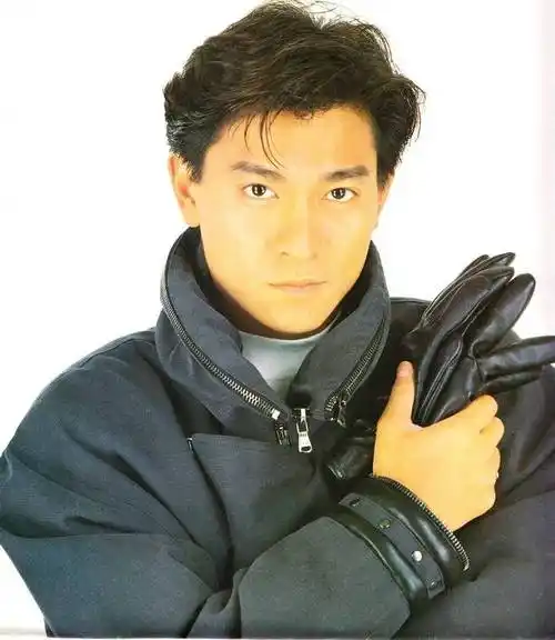 作为天王巨星,刘德华在1985年正式发行个人首张专辑《只知道此刻爱你