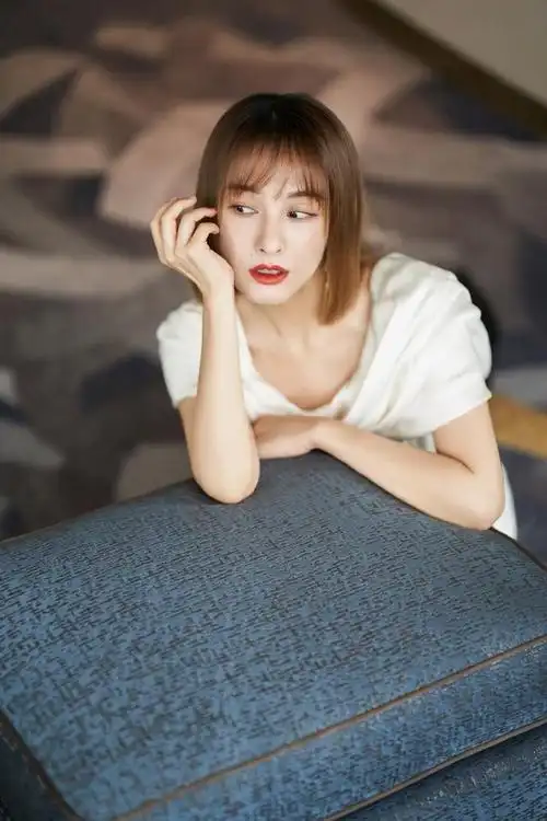 吴昕终于换发型,利落短发配连体裤显国际范,小个子穿出了大气场