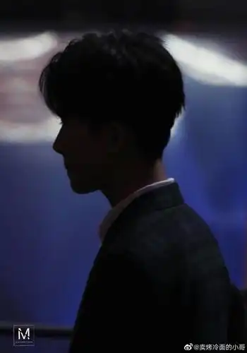 易烊千玺的高冷俊俏脸庞 像万丈深渊使人越陷越深