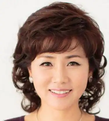 婆婆短发卷发发型图片 减龄还显气质