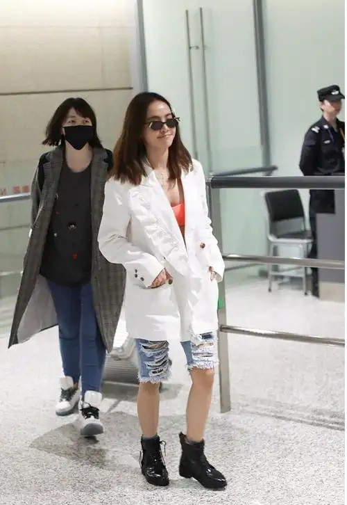 蔡依林机场新造型a爆了oversize西装配破洞牛仔裤美出国际范