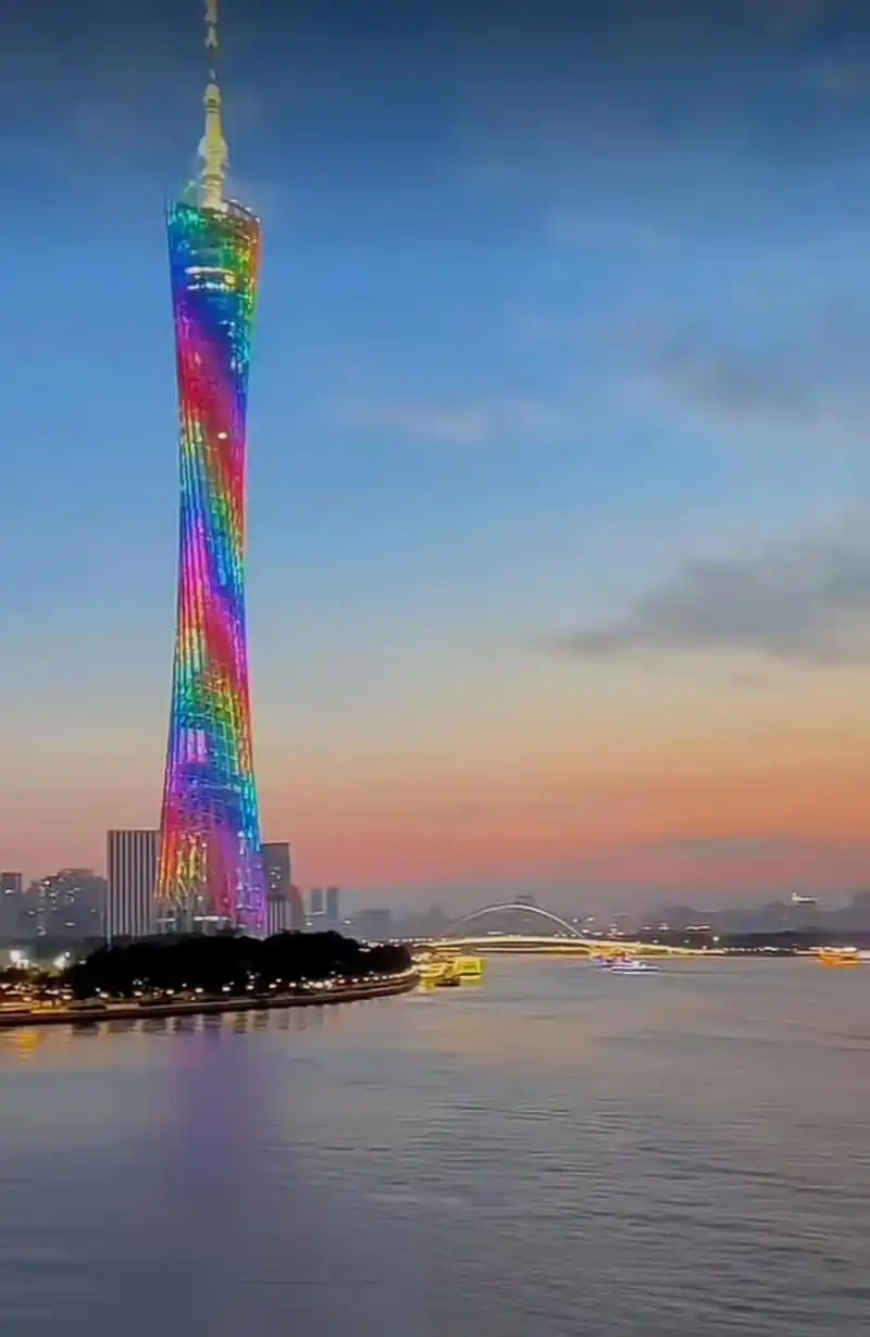 广州#广州塔,又称"小蛮腰",是一座位于中国广州市的著名地标建筑