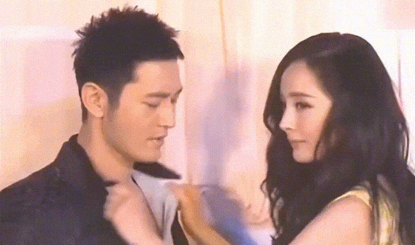 在当时的活动中,杨幂和黄晓明扮演着男女主角,他们与粉丝互动.