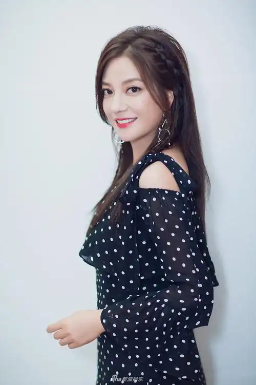 太美了!赵薇侧辫发型美成少女 灵动妩媚大眼迷人