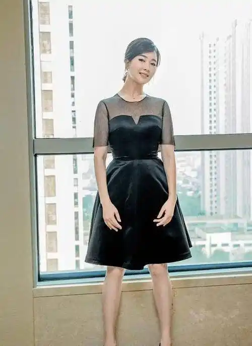 左小青虽然瘦但很有"料",穿小黑裙比例优越,配低马尾超显气质_身材