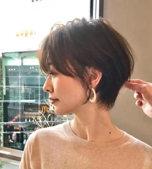 50岁女人的头发"宜短不宜长",不信看这4款短发烫,洋气又减龄|发型