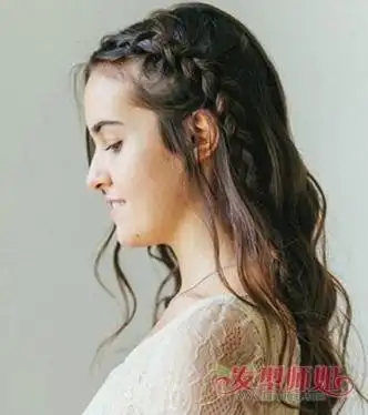 女生长发蜈蚣辫编发发型