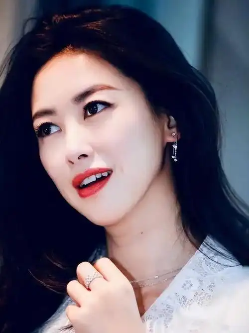 投身演艺事业,为观众呈现了许多杰出作品,诸如《云图》与《马可波罗》