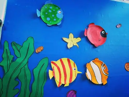 大二班美术美工作品《纸盘小鱼》