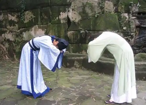 古人相见作揖以示尊重