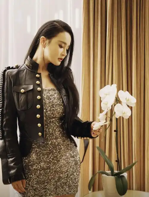 冉莹颖真会打扮,黑色t恤配迷彩长裤都藏不住好身材,美得高调_时尚