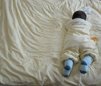 萌娃床上翻滚搞笑gif动图_动态图_表情包下载_soogif