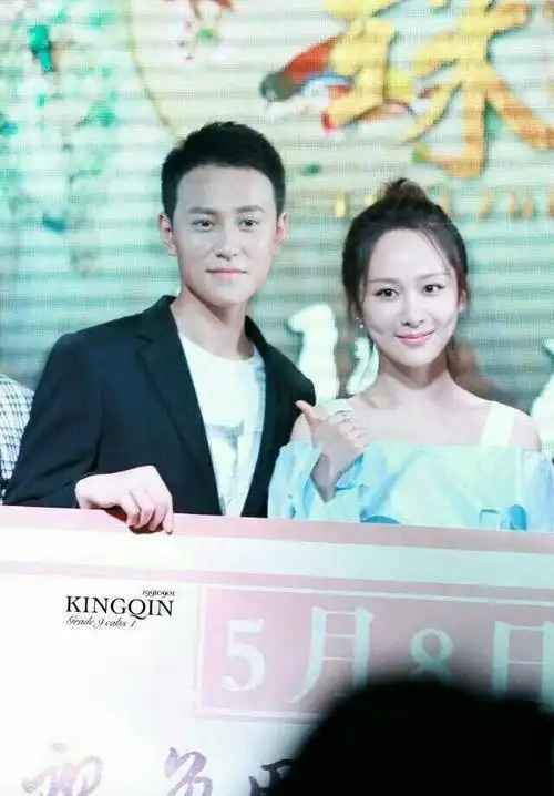 杨紫秦俊杰深夜微博同步比心听说儿子都有了