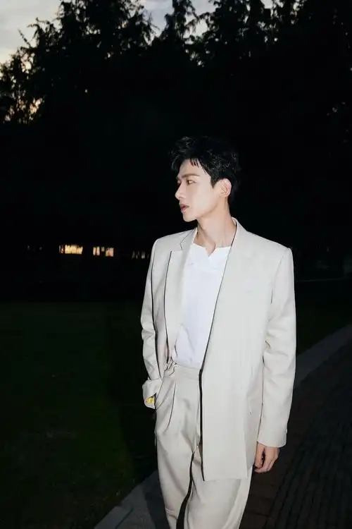 白敬亭今日品牌的活动造型是依然帅气上线的白西装王子06生图与饭拍