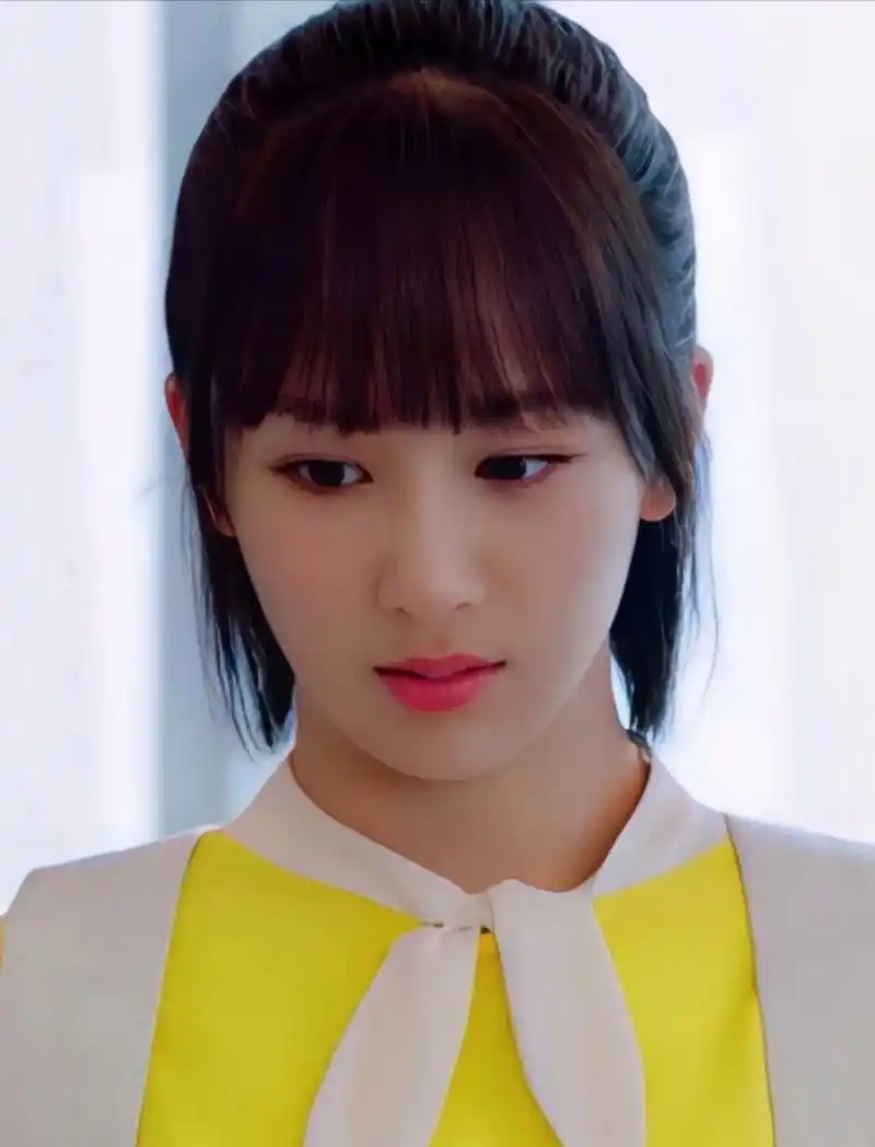看杨紫梳着齐刘海短发,清纯明艳,水汪汪的大眼睛含着泪花,好像是激动