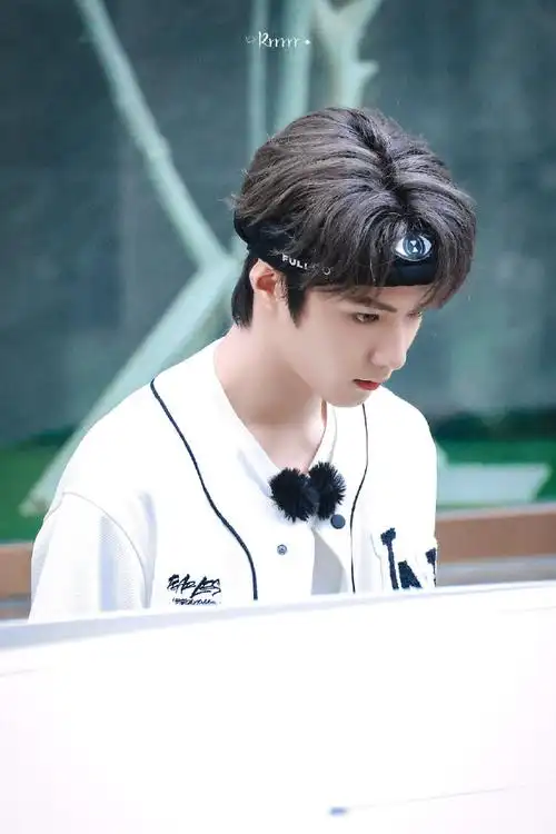 #刘耀文衣服上好多笑脸##刘耀文戴两个防蚊手环#