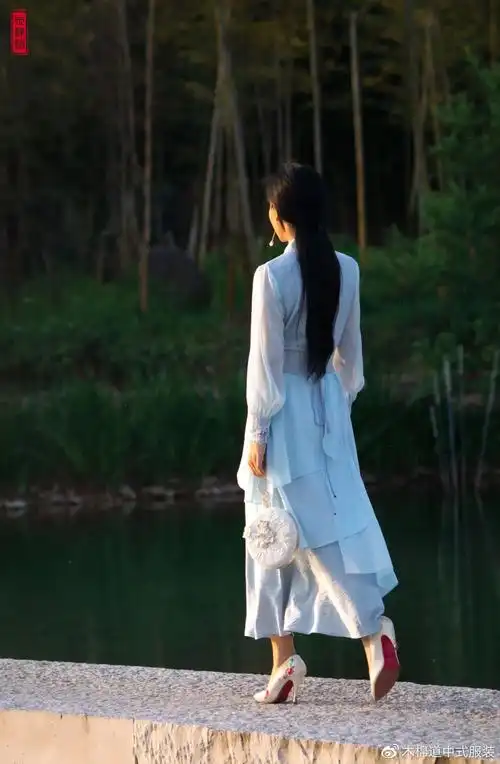 图片真正有品位的女子,连背影也应该很美.正如她们